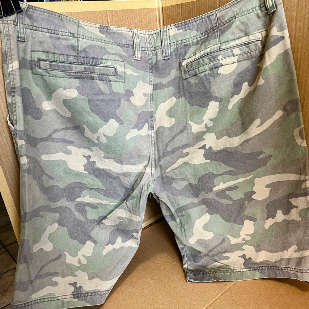 No Boundaries Men's Green Camouflage Cargo Shorts